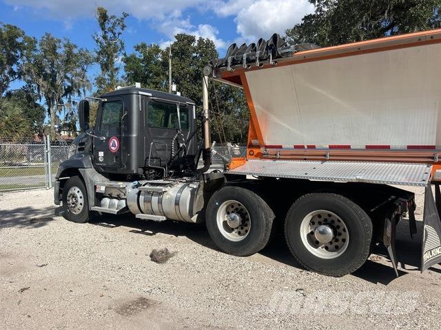 Mack CXU613 Седельные тягачи