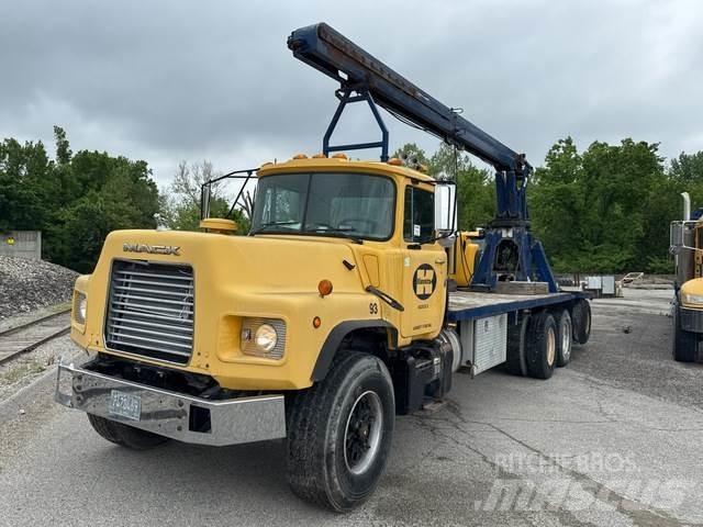 Mack DM688S Специальные грузовики