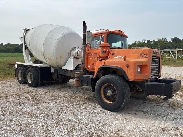 Mack DM690 Поливочные машины