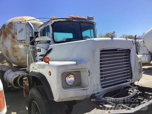 Mack DM690S Специальные грузовики