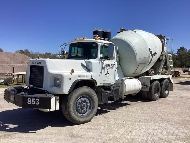 Mack DM690S Специальные грузовики