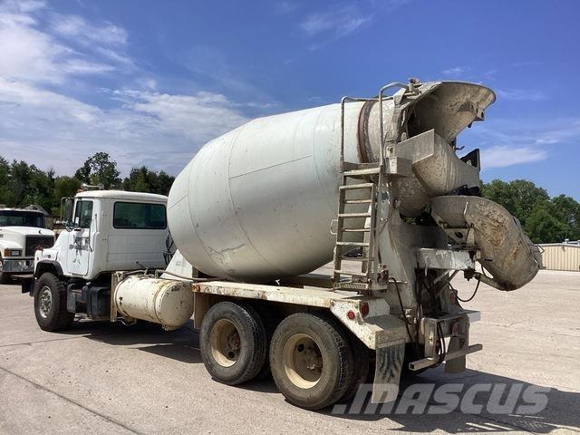 Mack DM690S Специальные грузовики