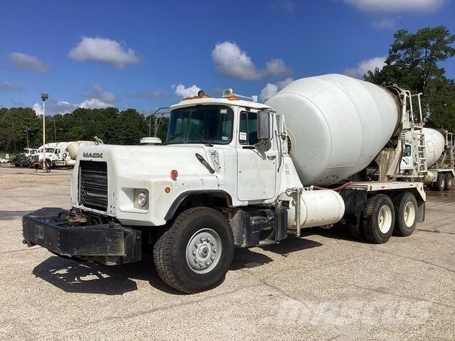 Mack DM690S Специальные грузовики