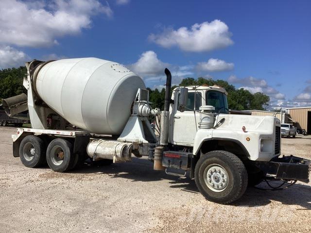 Mack DM690S Специальные грузовики