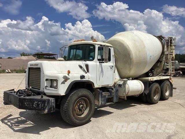 Mack DM690S Специальные грузовики
