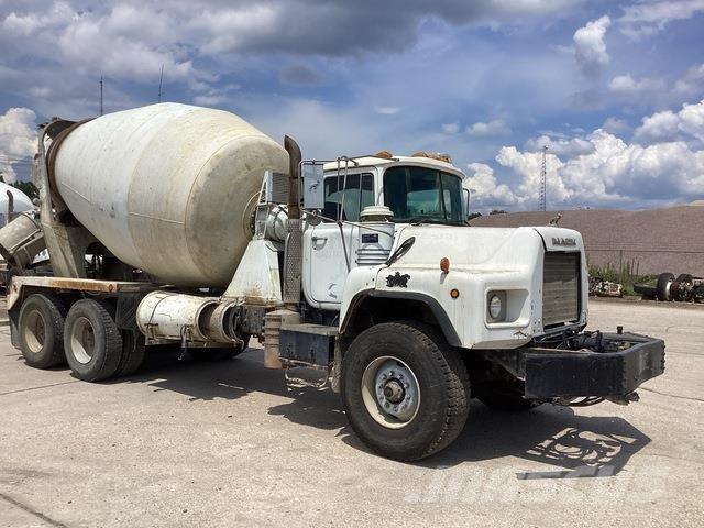 Mack DM690S Специальные грузовики
