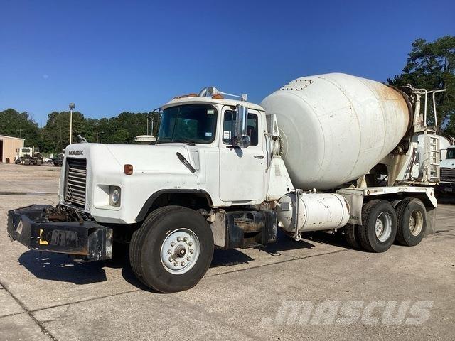 Mack DM690S Специальные грузовики