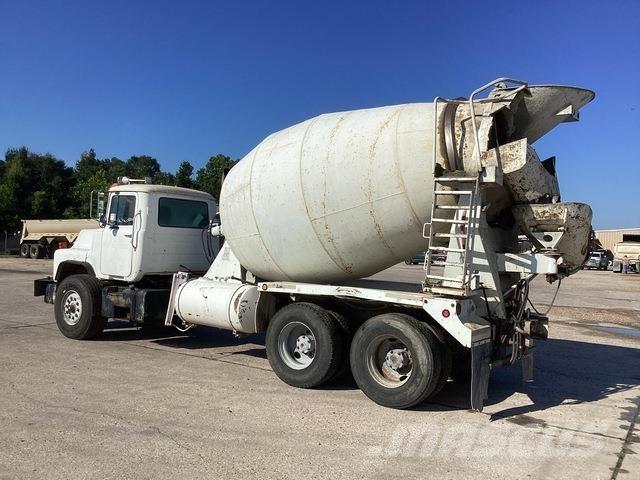 Mack DM690S Специальные грузовики
