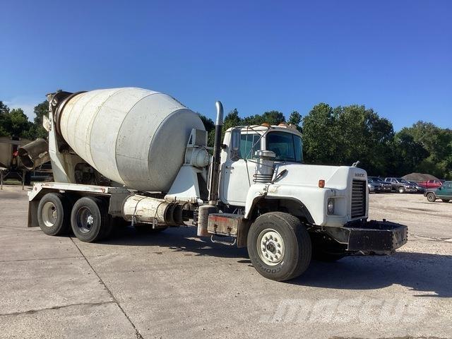 Mack DM690S Специальные грузовики