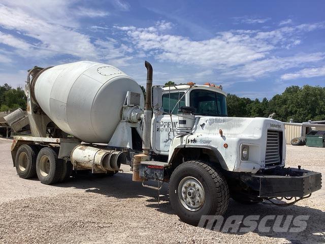 Mack DM690S Специальные грузовики