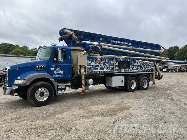 Mack GR64B Бетононасосы