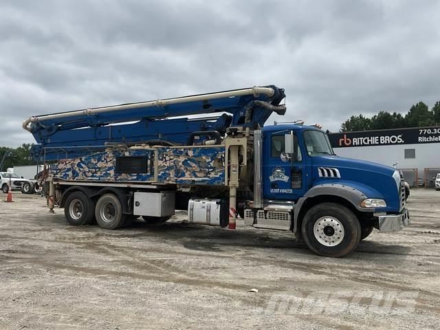 Mack GR64B Бетононасосы