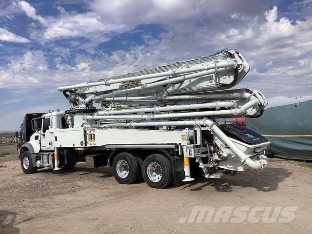 Mack GR64F Бетононасосы