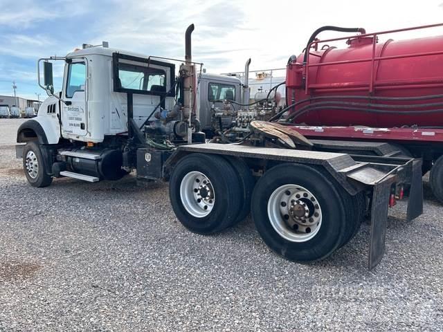 Mack GU713 Седельные тягачи