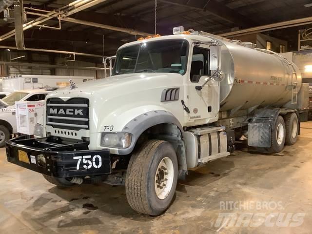 Mack GU713 Поливочные машины
