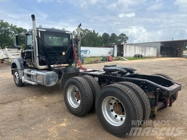 Mack GU713 Седельные тягачи