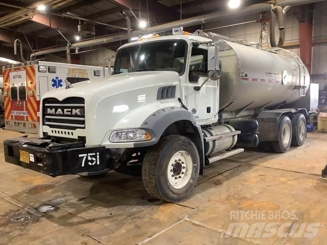 Mack GU813 Поливочные машины