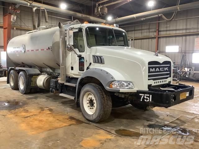 Mack GU813 Поливочные машины