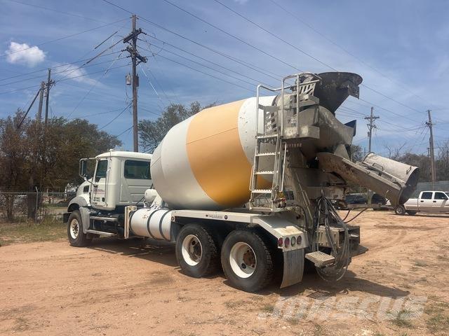 Mack GU813 Специальные грузовики