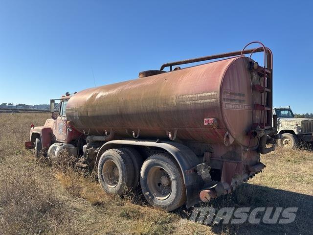 Mack R688ST Поливочные машины