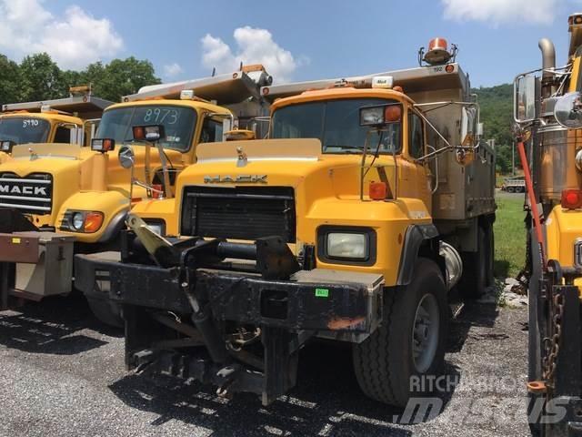Mack RD600 Снежные отвалы и плуги