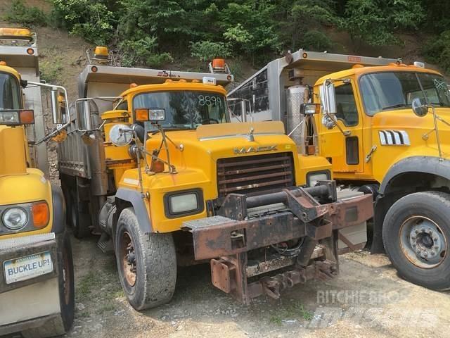 Mack RD600 Снежные отвалы и плуги