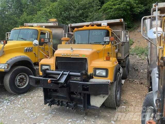 Mack RD688S Пескоразбрасыватели
