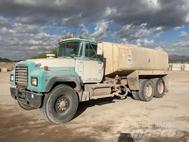 Mack RD690S Поливочные машины