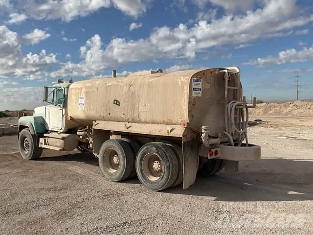 Mack RD690S Поливочные машины