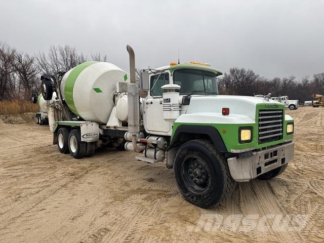 Mack RD690S Специальные грузовики