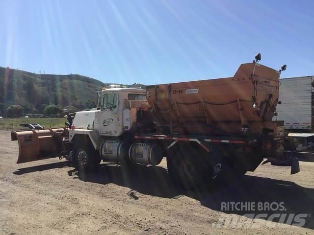 Mack RM6 Снежные отвалы и плуги
