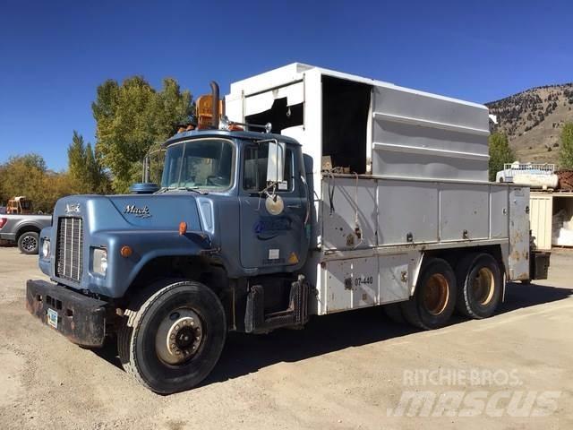 Mack U600 Комбинированные дорожные машины