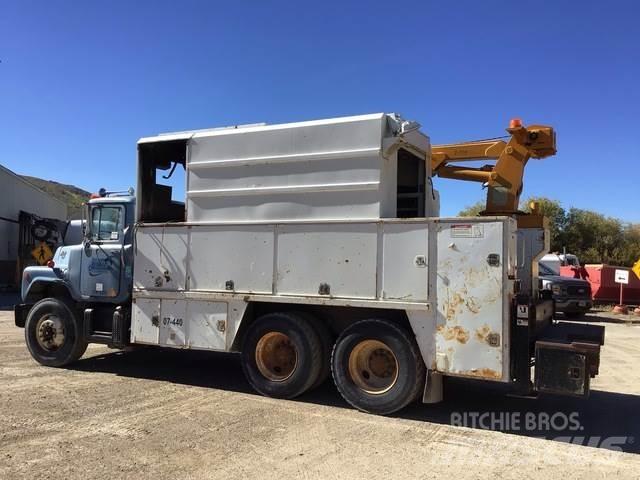 Mack U600 Комбинированные дорожные машины