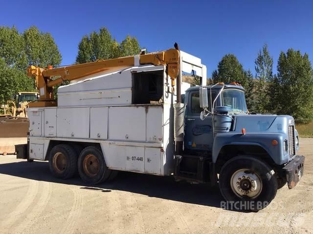 Mack U600 Комбинированные дорожные машины