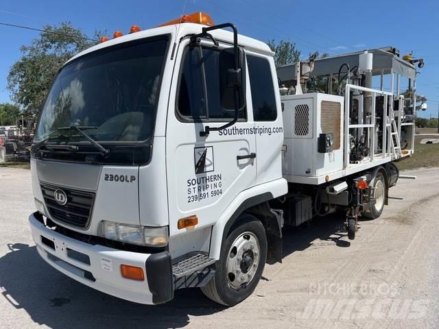 Nissan UD2300 Комбинированные дорожные машины