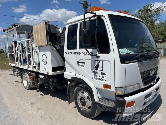 Nissan UD2300 Комбинированные дорожные машины