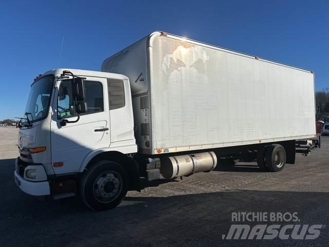 Nissan UD2600 Грузовики-Фургоны