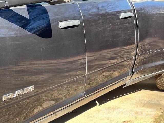 RAM 3500 Бортовые фургоны