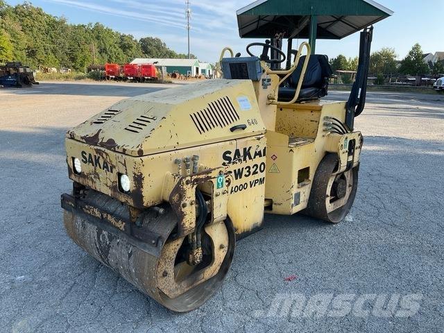 Sakai SW320 Катки тротуарные