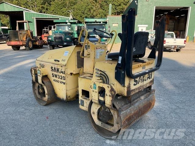 Sakai SW320 Катки тротуарные