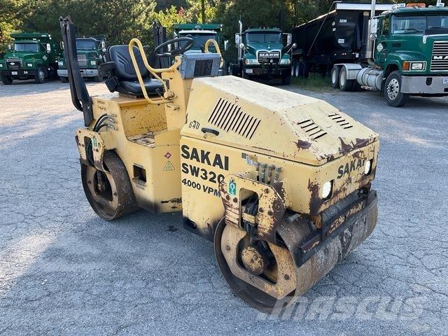 Sakai SW320 Катки тротуарные