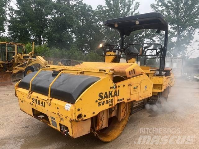 Sakai SW880 Катки тротуарные