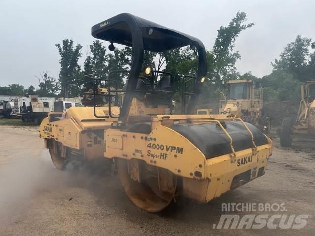 Sakai SW880 Катки тротуарные