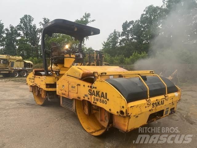 Sakai SW880 Катки тротуарные