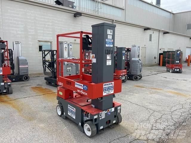 SkyJack SJ20E Вертикальные мачтовые подъемники