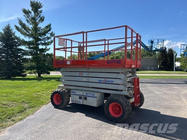 SkyJack SJ7135 Ножничные подъемники