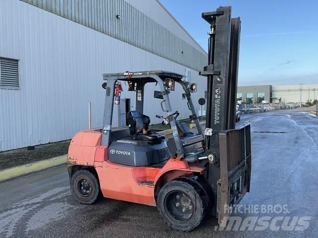 Toyota 7FGKU40 Строительная техника - Другие