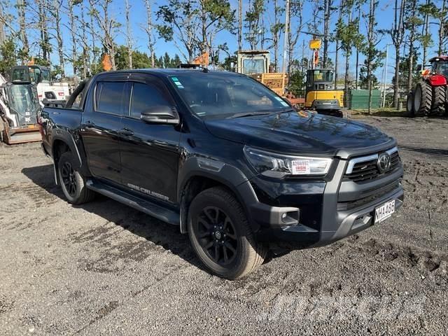 Toyota HiLux Бортовые фургоны