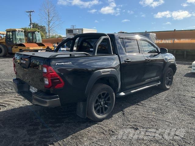 Toyota HiLux Бортовые фургоны