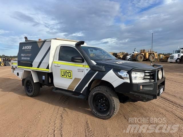 Toyota HiLux Бортовые фургоны